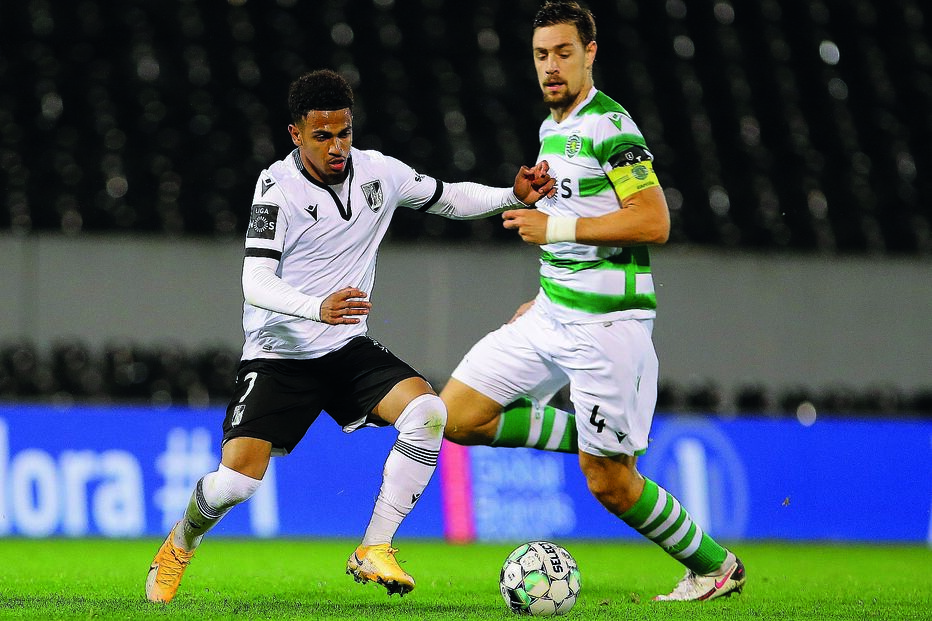 Coates, aqui numa disputa de bola com Edwards, lesionou-se precisamente nesta partida com o V. Guimarães 