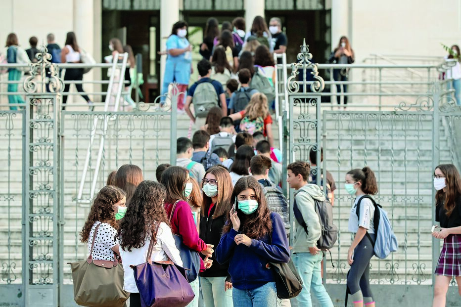 Executivo garantiu ontem que existem só 68 surtos ativos em todo o ensino público e privado, desde as creches ao Superior 