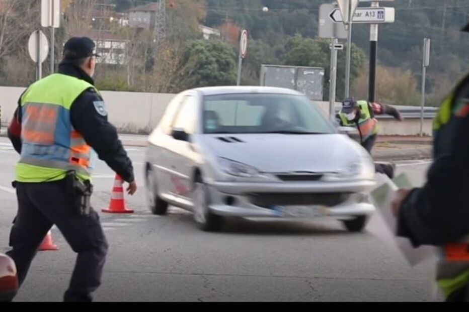 Carro quase atropela dois agentes da PSP durante 'Operação Stop' em Coimbra