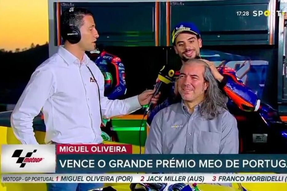 Miguel Oliveira rapa cabelo de comentador desportivo que fez promessa antes do GP de Portugal