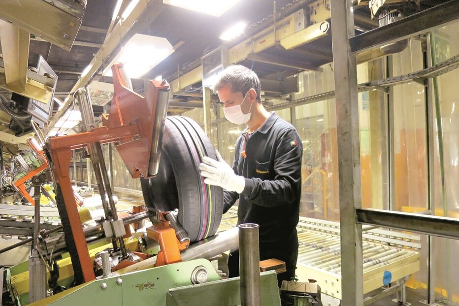 Associações empresariais insistem que os casos de contágio nos locais de trabalho são diminutos. Primeiro-ministro queria travar deslocações nos feriados