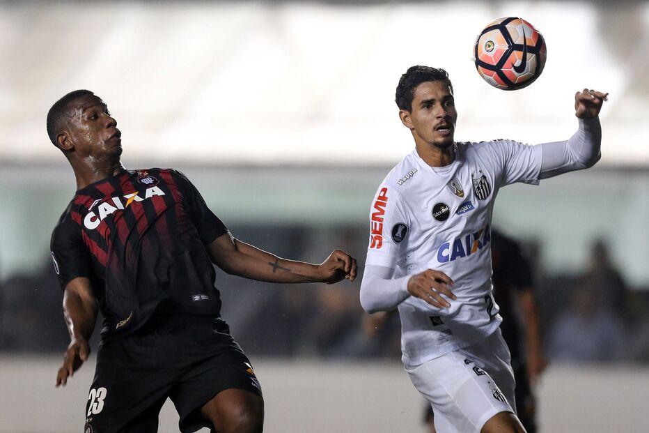 Lucas Veríssimo (à direita) na partida do Santos com o Atlético Paranaense para a Taça Libertadores