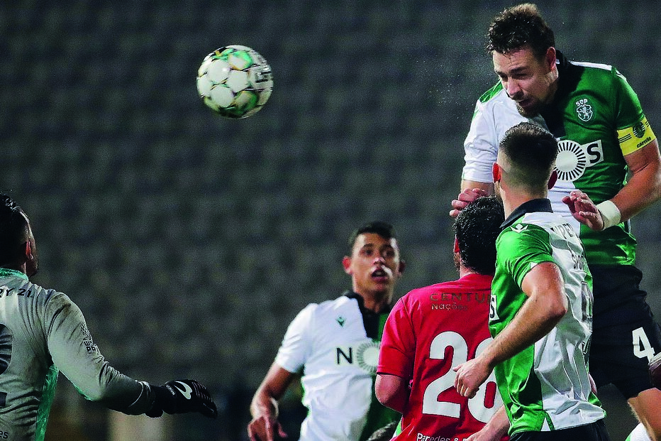Coates, de cabeça, superiorizou-se à defensiva do Sacavenense, fazendo o segundo golo na partida de ontem à noite no Estádio Nacional