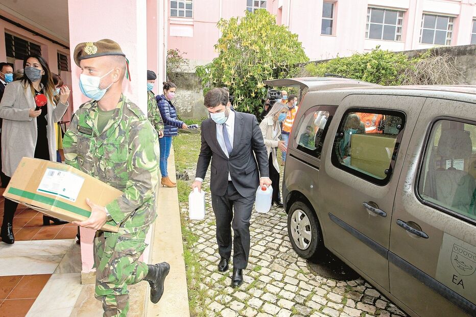 Militares estão no terreno a desempenhar várias tarefas, como distribuição de material, no combate à pandemia