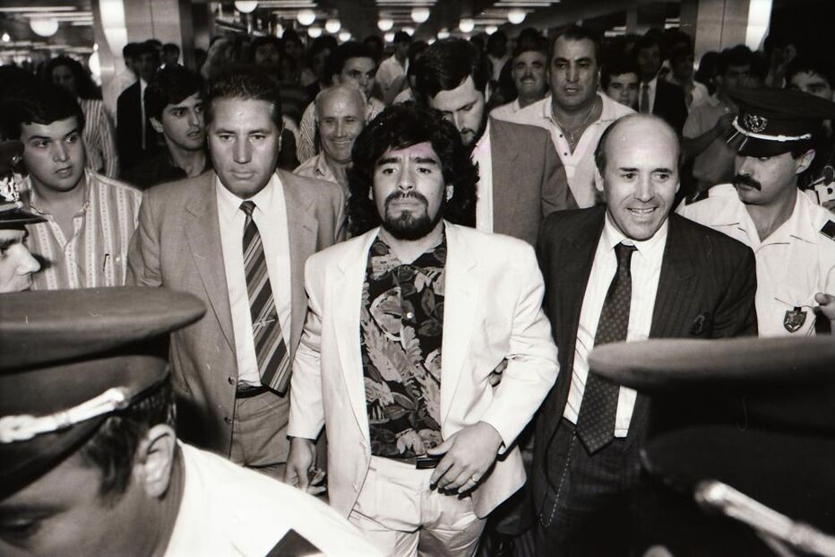 Receção de Maradona no aeroporto da Portela