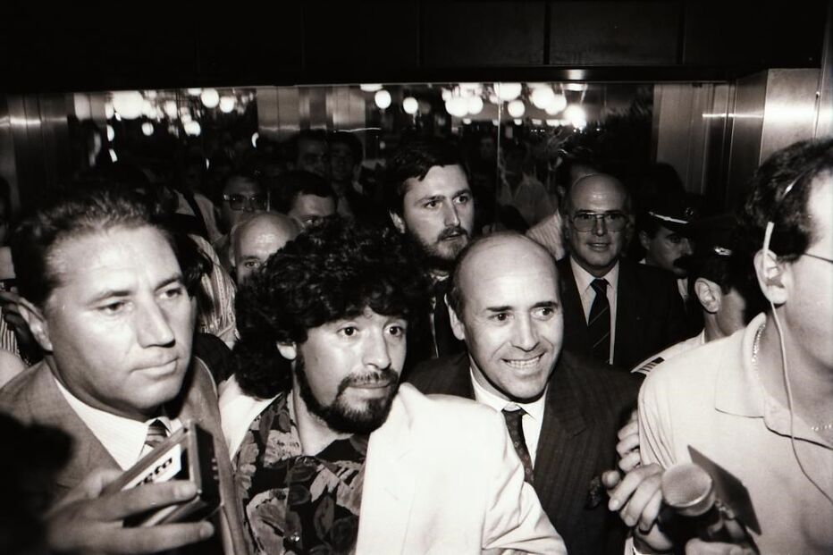 Receção de Maradona no aeroporto da Portela