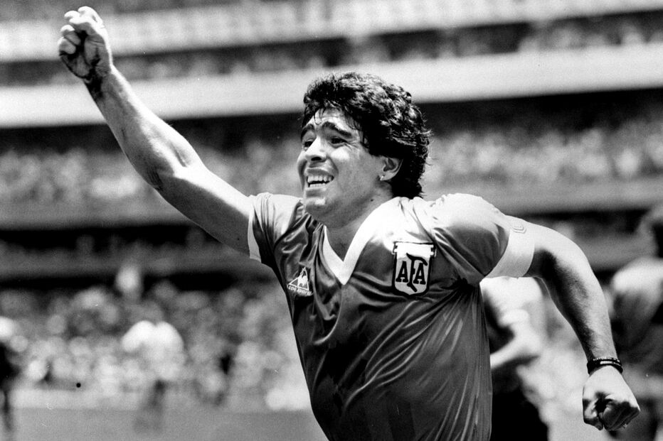 Maradona festeja golo frente Inglaterra na semifinal do Campeonato do Mundo no México