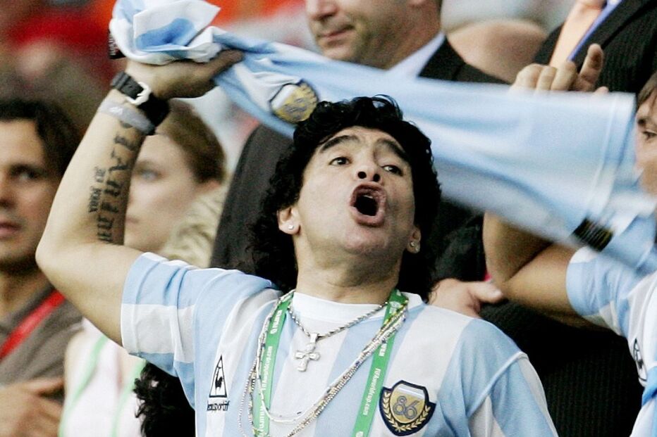 2020-11-25_16_51_36 2020-11-25T163823Z_2056848653_RC2GAK96YAA9_RTRMADP_3_SOCCER-ARGENTINA-MARADONA (1).jpg