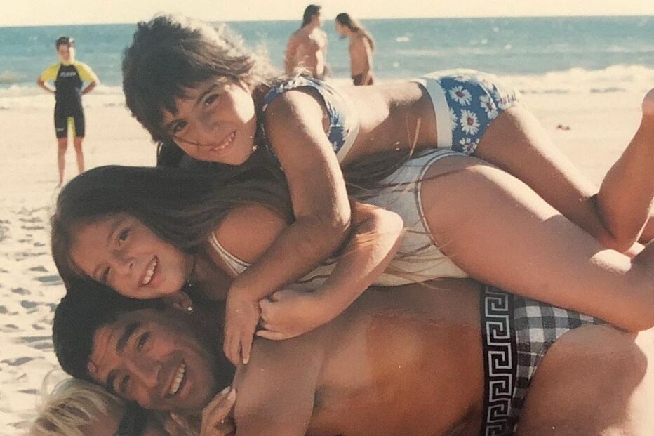 Maradona com a primeira mulher e as filhas.jpg
