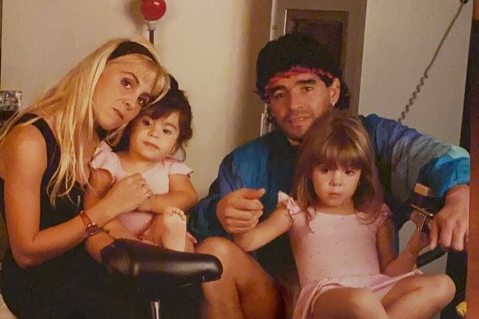 Maradona com a ex-mulher, Claudia Villafañe, e as filhas, Dalma e Giannina