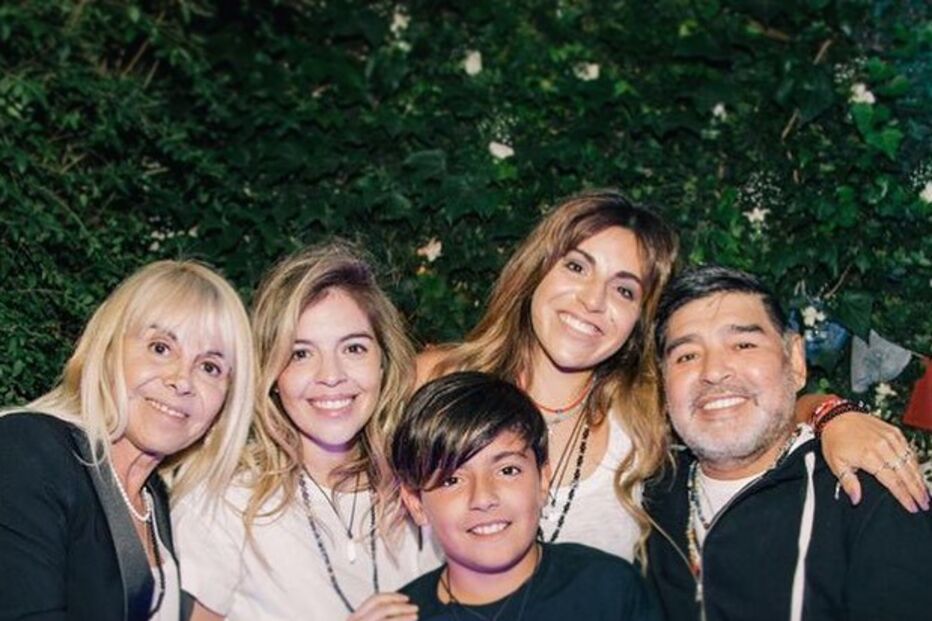 Maradona com a ex-mulher, Claudia Villafañe, as filhas, Dalma e Giannina, e o neto, Benjamín