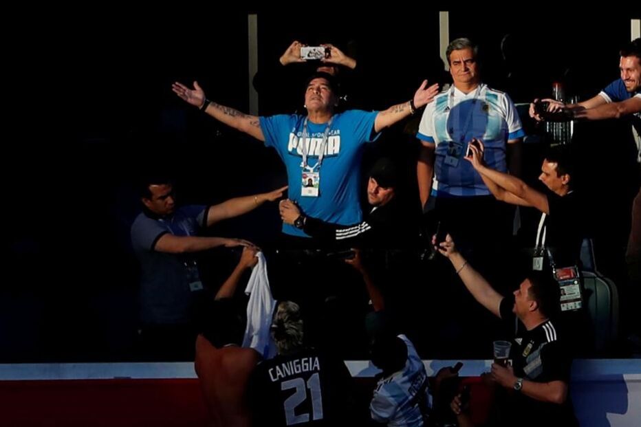 A(deus) Maradona. Morreu a lenda a quem tudo se perdoava