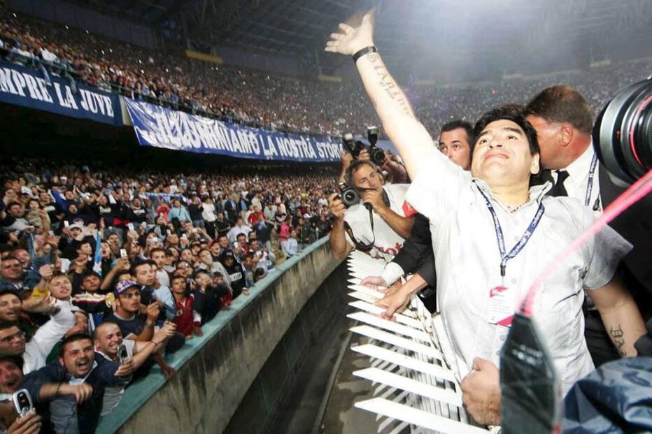 Maradona pode vir a dar o nome ao estádio do Nápoles