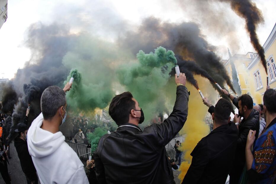 Centenas manifestam-se contra 