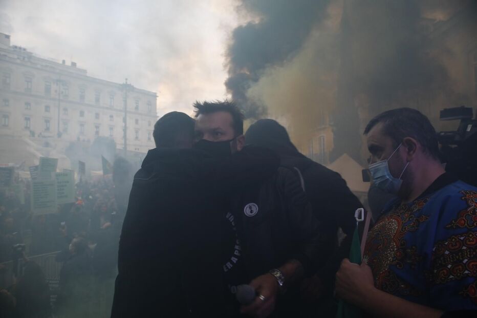 Centenas manifestam-se contra 