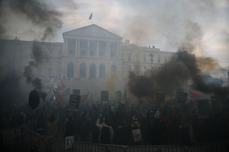 Centenas manifestam-se contra 
