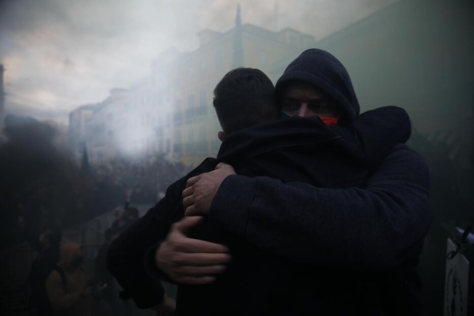 Centenas manifestam-se contra 