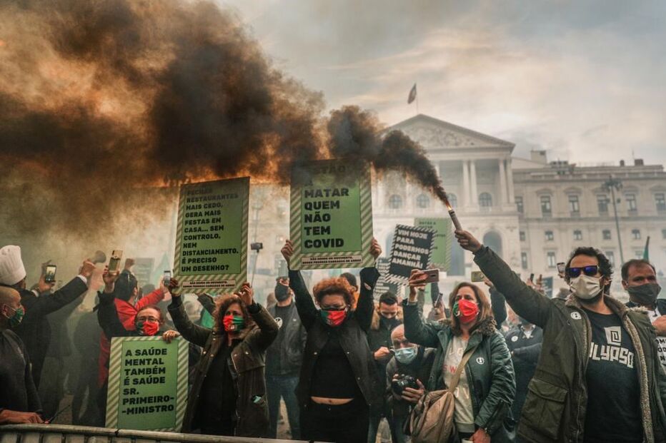 Centenas manifestam-se contra 
