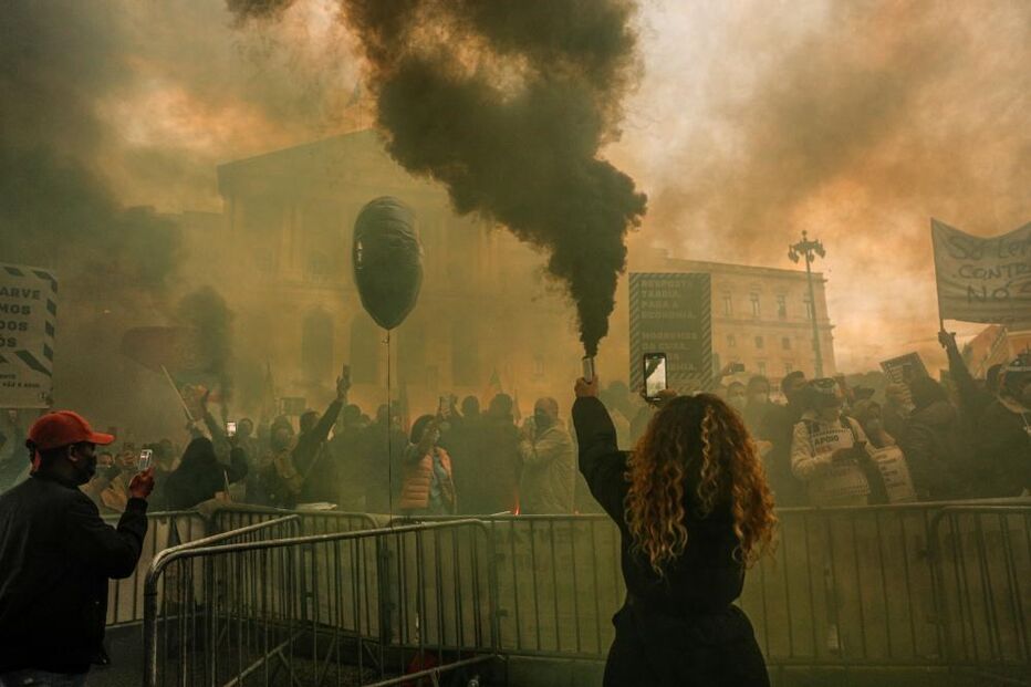 Centenas manifestam-se contra 