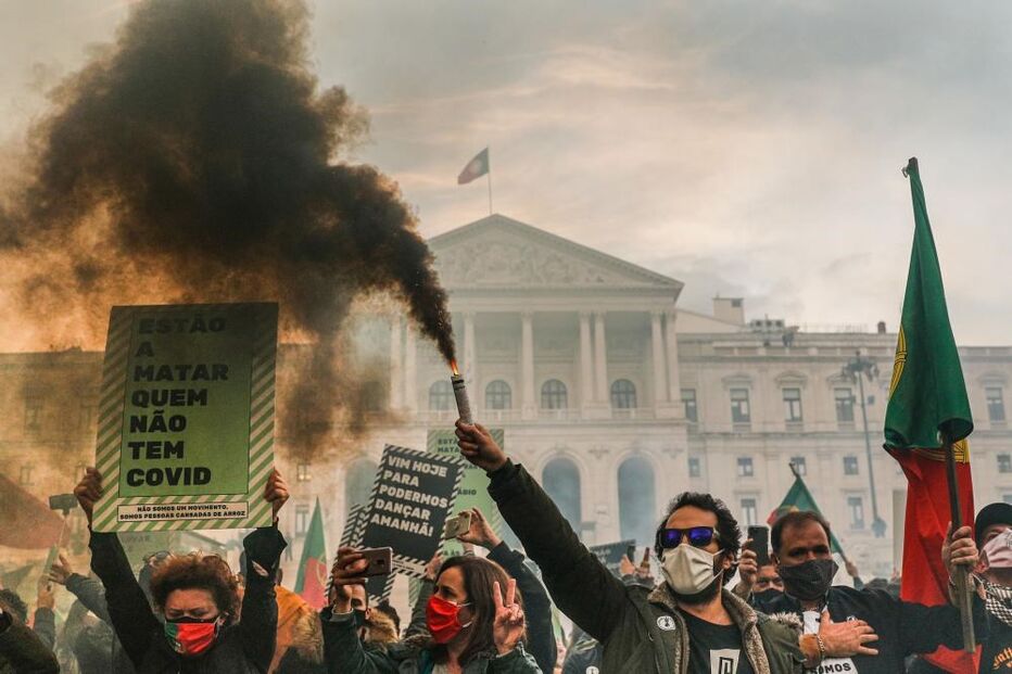 Centenas manifestam-se contra 