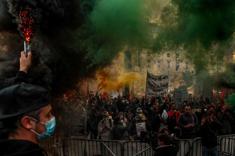 Centenas manifestam-se contra 