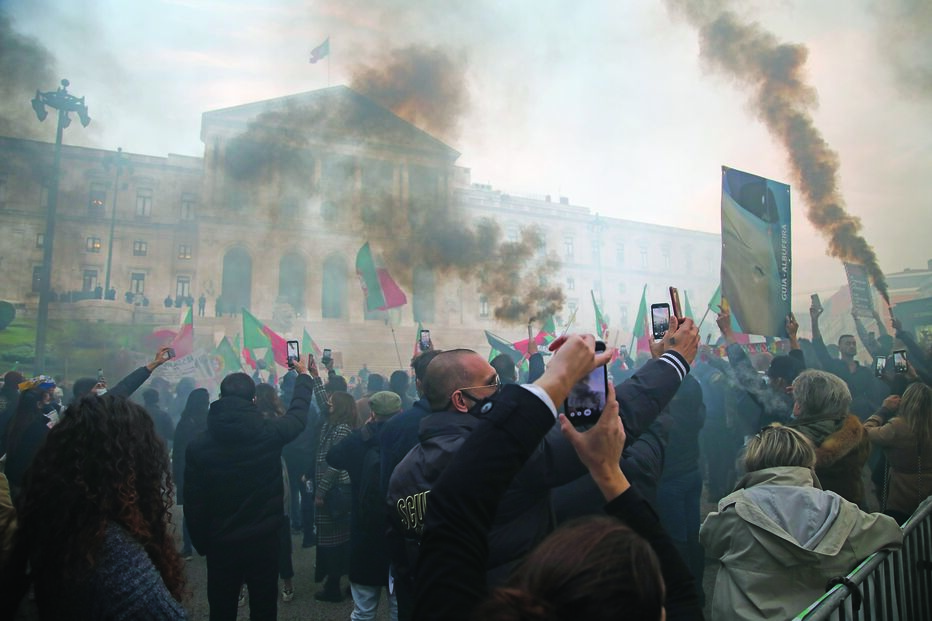Protesto da restauração junto ao Parlamento em Lisboa