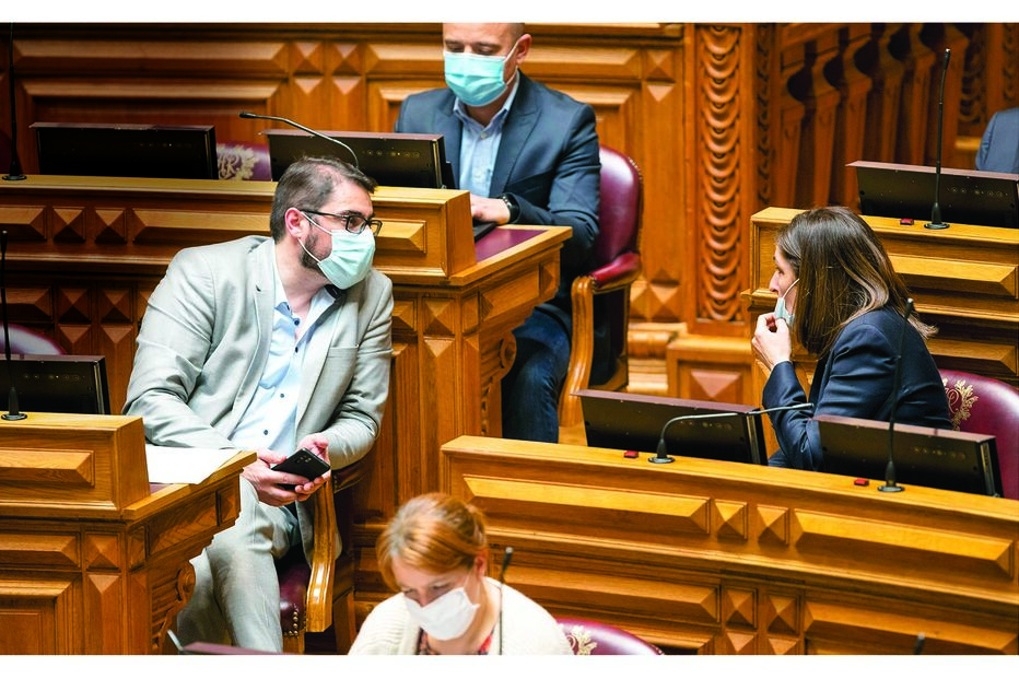 João Oliveira, líder parlamentar do PCP (à esq.) reconheceu que as negociações das medidas propostas com a bancada socialista tiveram lugar “até à última” 