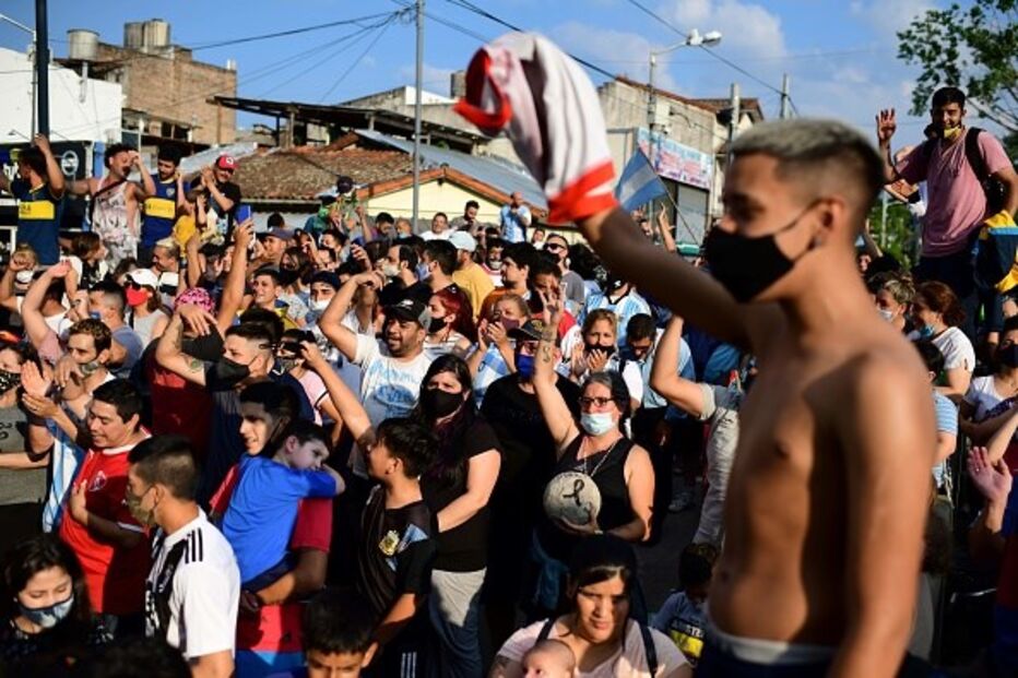 Homenagens a Maradona entre lágrimas de dor e cânticos de alegria numa Argentina em luto