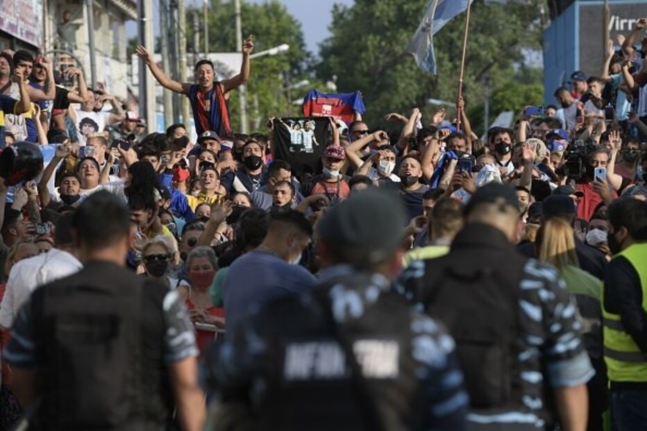 Homenagens a Maradona entre lágrimas de dor e cânticos de alegria numa Argentina em luto