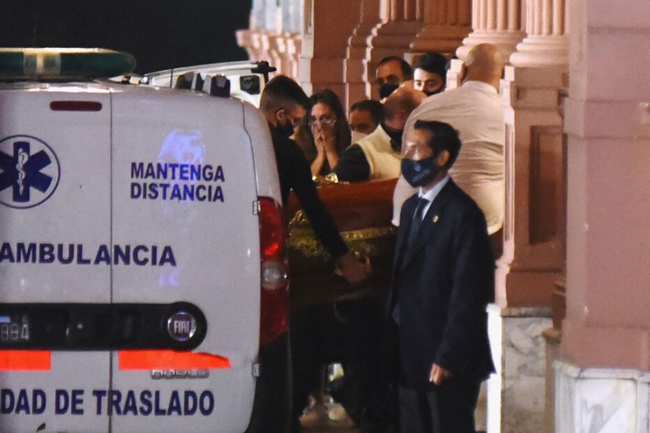 Corpo de Maradona chega ao palácio presidencial argentino