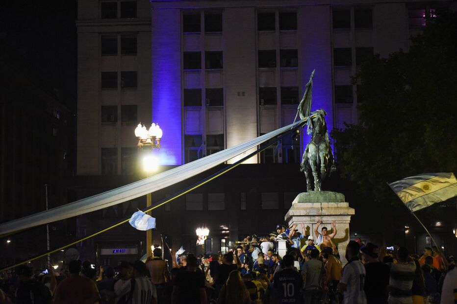 Corpo de Maradona chega ao palácio presidencial argentino
