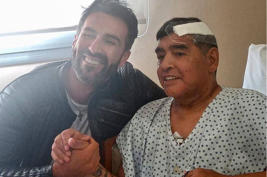 Última foto de Maradona divulgada nas redes sociais, com o médico Leopoldo Luque