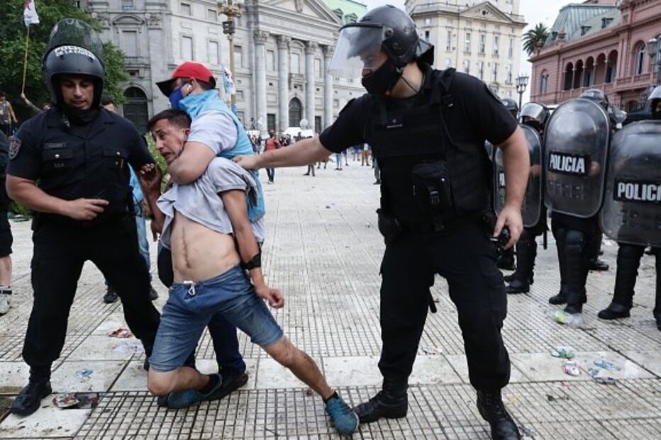 Fãs de Maradona em confronto com a polícia em Buenos Aires