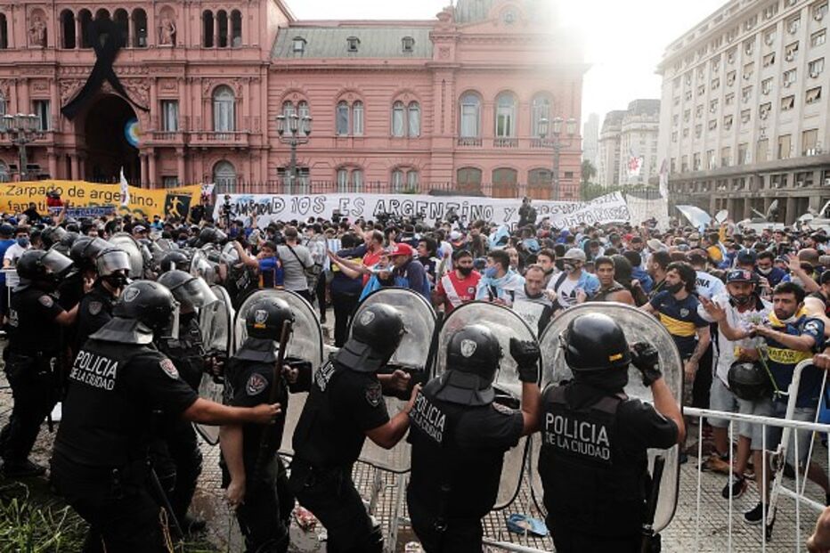 Velório de Maradona termina com confrontos e família inicia cortejo fúnebre