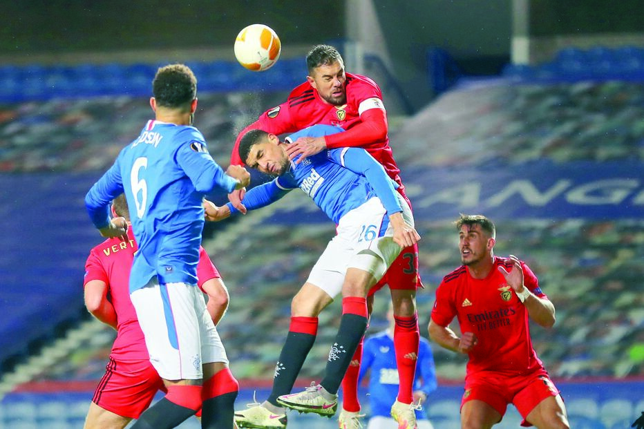Jardel tenta ganhar nas alturas a luta pela bola ao nigeriano Balogun