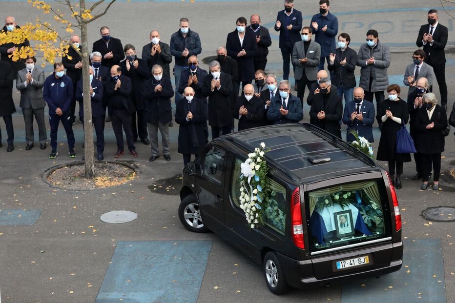 Centenas de pessoas prestam última homenagem a Reinaldo Teles
