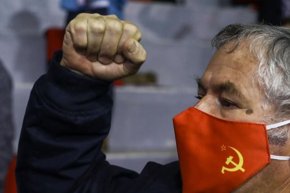 Um delegado celebra a aprovação de uma moção, durante o segundo dia do XXI Congresso do partido no Pavilhão Paz e Amizade, em Loures