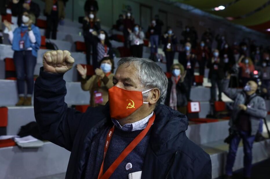 Um delegado celebra a aprovação de uma moção, durante o segundo dia do XXI Congresso do partido no Pavilhão Paz e Amizade, em Loures