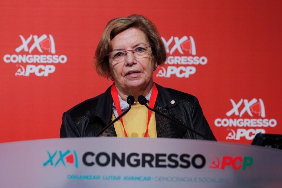 A dirigente e antiga eurodeputada, Ilda Figueiredo,  intervém durante o segundo dia do XXI Congresso do PCP no Pavilhão Paz e Amizade, em Loures