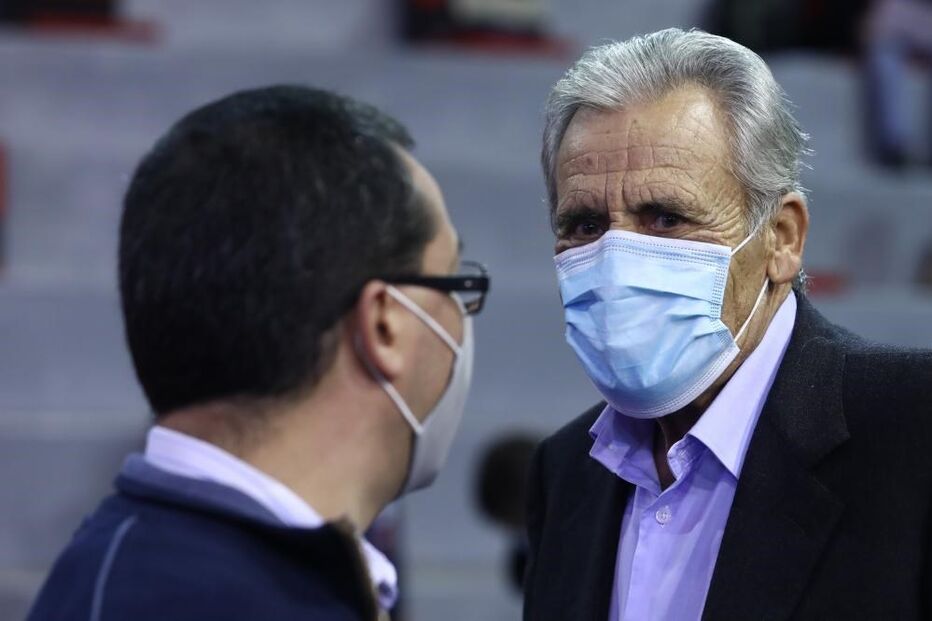 O secretário-geral do Partido Comunista Português (PCP), Jerónimo de Sousa (D), conversa com um delegado durante o segundo dia do XXI Congresso 