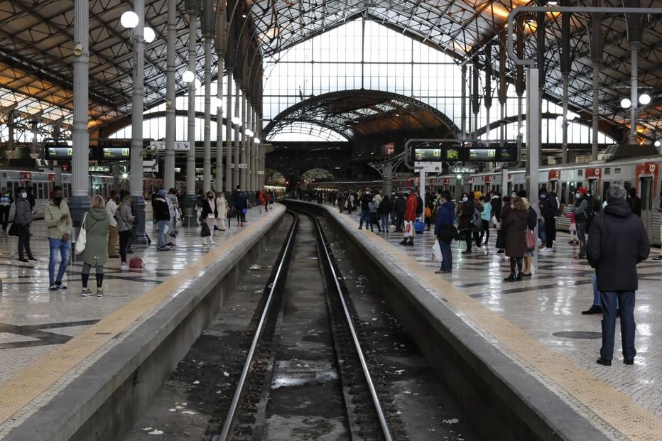  Supressão de comboios gera ajuntamentos na estação do Rossio