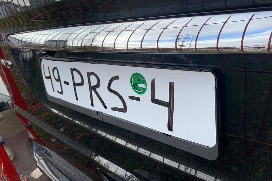 Condutor multado por guiar carro sem seguro e com matrícula pintada a marcador