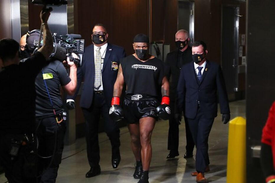 Mike Tyson e Roy Jones Jr. defrontaram-se