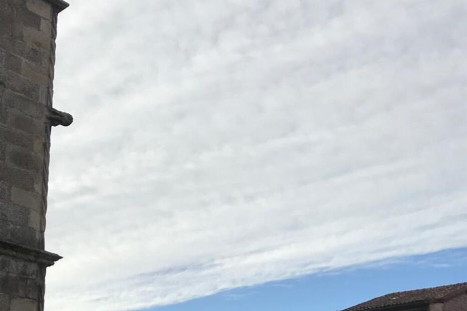 Centenas de pessoas reunidas no cortejo ao monumento nicolino em Guimarães