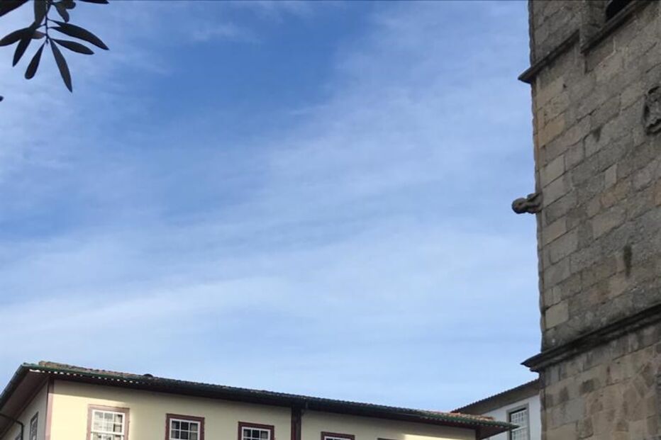 Centenas de pessoas reunidas no cortejo ao monumento nicolino em Guimarães