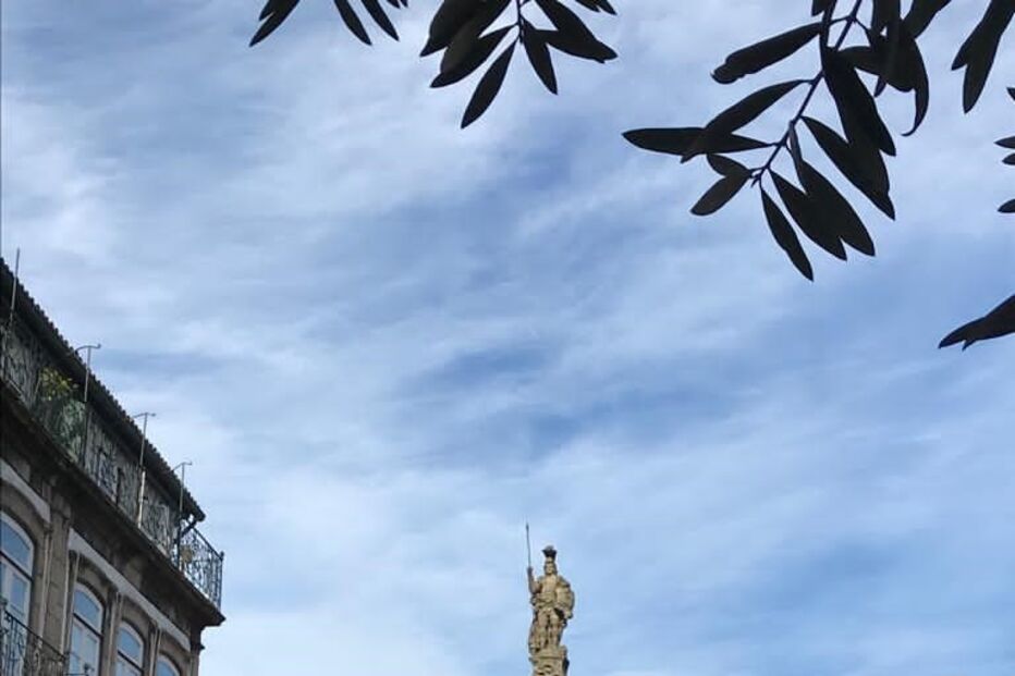 Centenas de pessoas reunidas no cortejo ao monumento nicolino em Guimarães