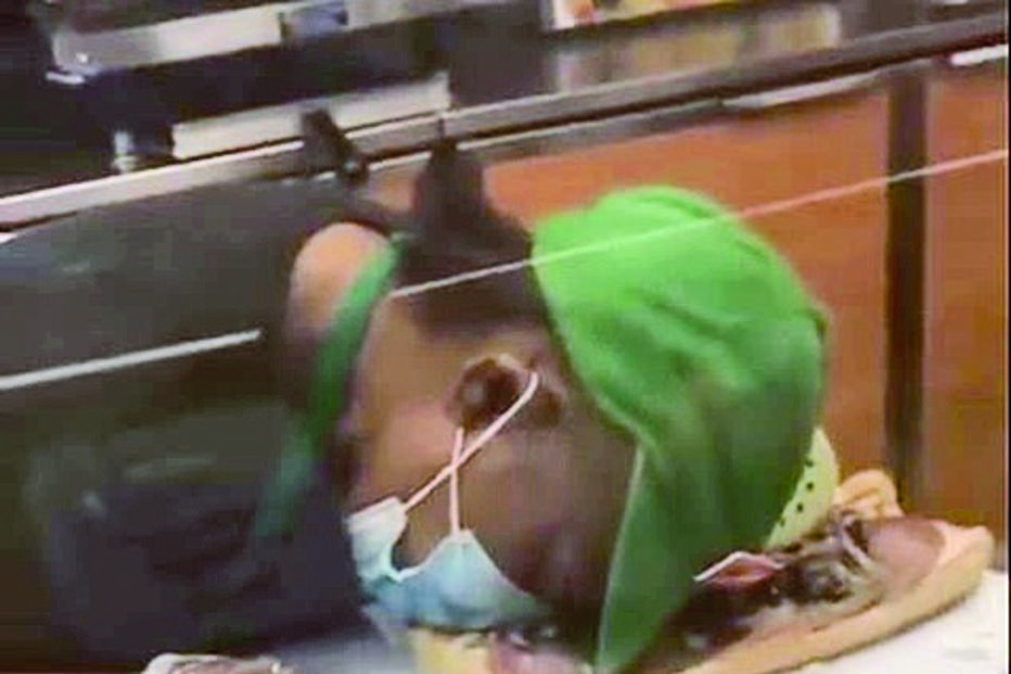 Funcionária do Subway apanhada a dormir no restaurante