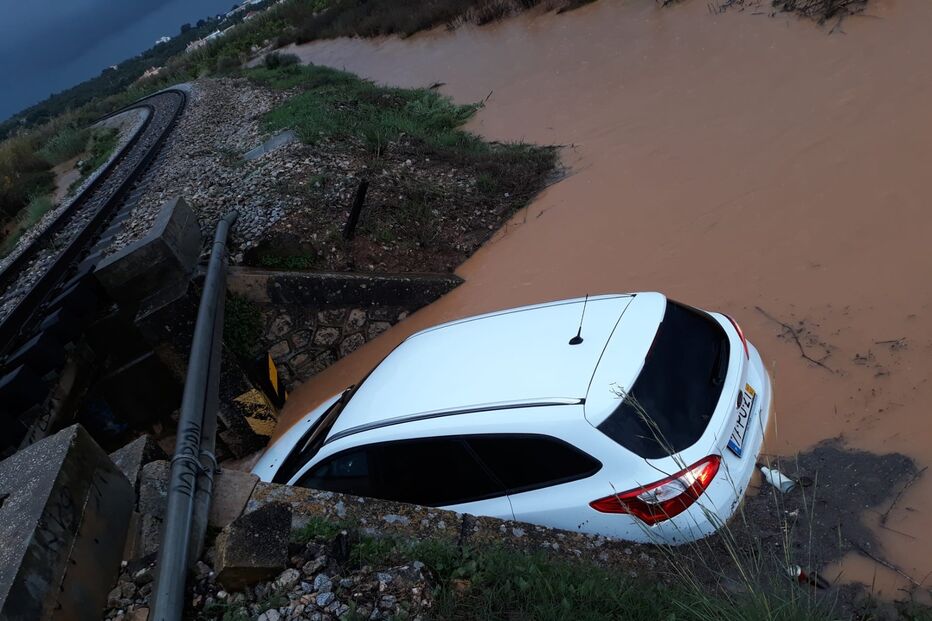 Chuva e mau tempo provocam inundações na Fuzeta em Olhão