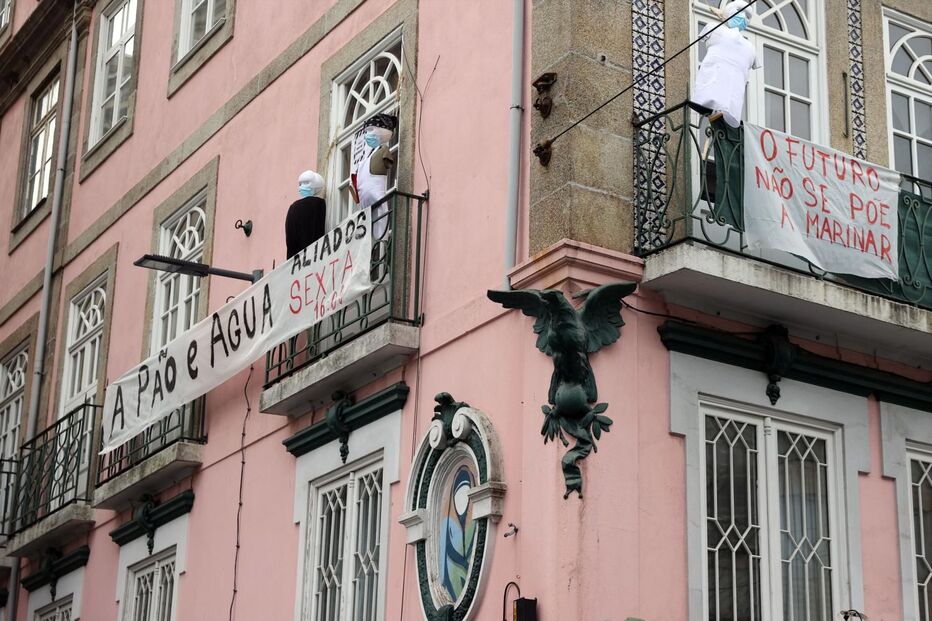 Varanda com um cartaz a marcar o protesto 