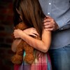 Pedófilo condenado a 18 anos por mais de dois mil crimes contra enteada